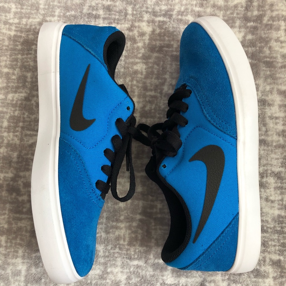 Nike boys size 4Y shoes